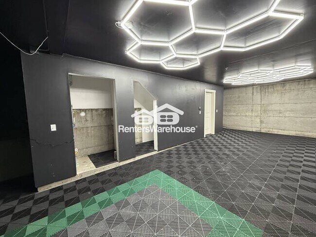 Building Photo - Modern condo, conveniently located!