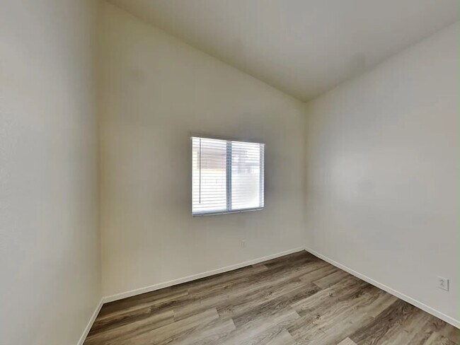Building Photo - 6281 Hill Haven Ave