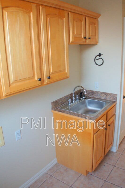 Building Photo - 4747 Mayflower Ct