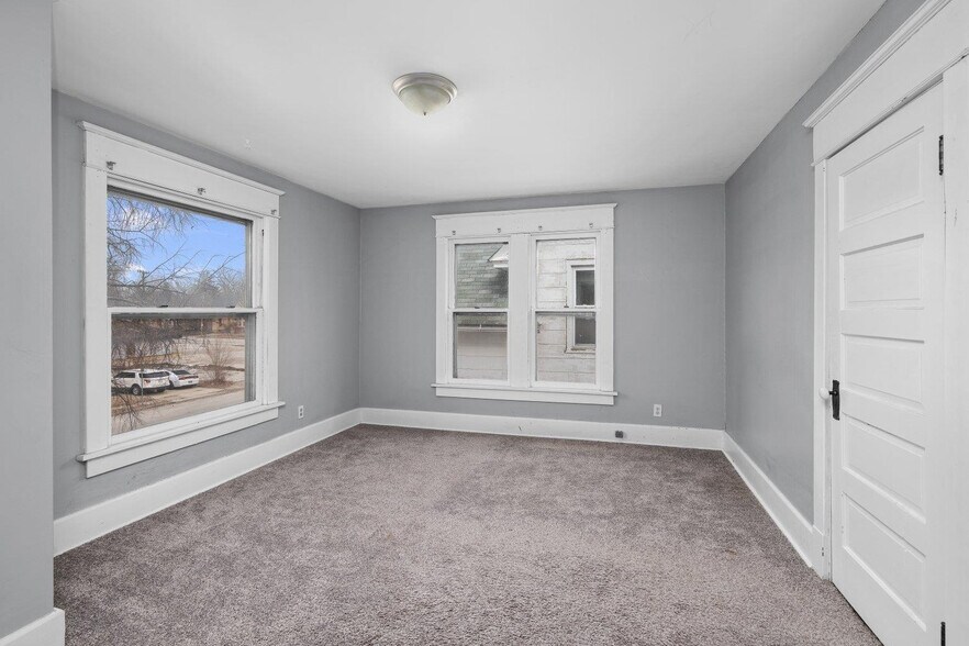 Building Photo - 1321 W 13th St