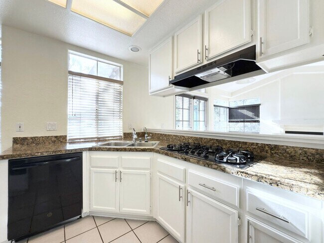 Building Photo - Upper Level Condo in Gated Community