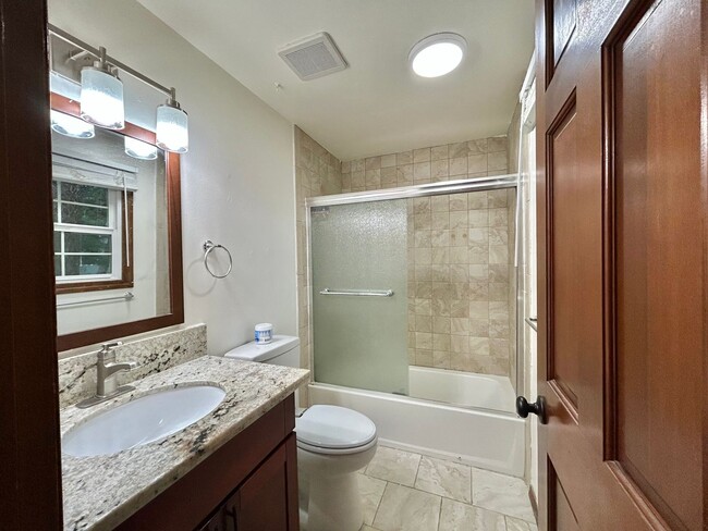 Building Photo - Timeless 5 Bed, 2.5 Bath Home - SW Beaverton