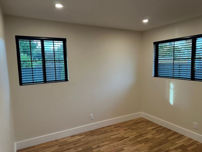 Building Photo - Luxury 2 bedroom 1 bath duplex in a great neighborhood!