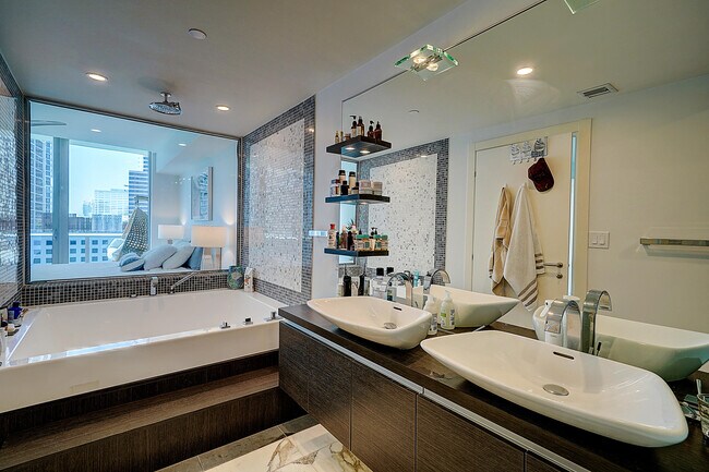 Building Photo - 200 Biscayne Blvd Way