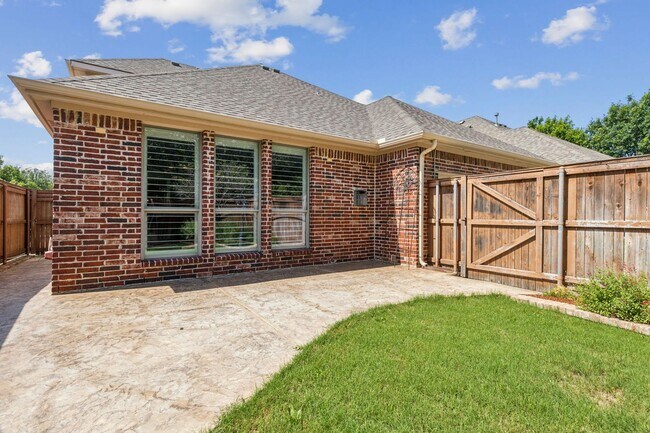 Building Photo - Elegant Living in Fountain Ridge – A Seren...