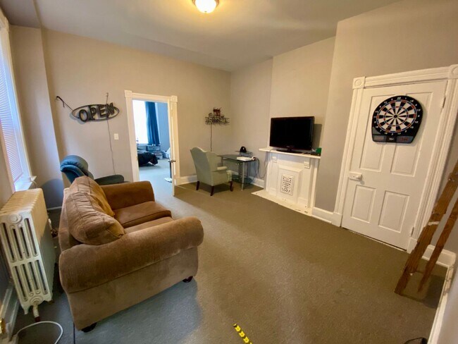Building Photo - 7 bedroom/ 3bath Mins. from UC + Med Campu...