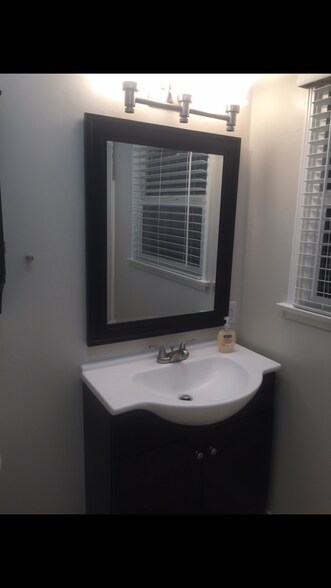 Nicely styled bathroom - 4227 Edgewood Plz