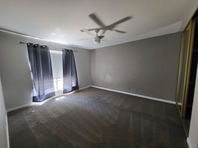 Building Photo - SUPER CLEAN & CUTE 2 BED 2 BATH