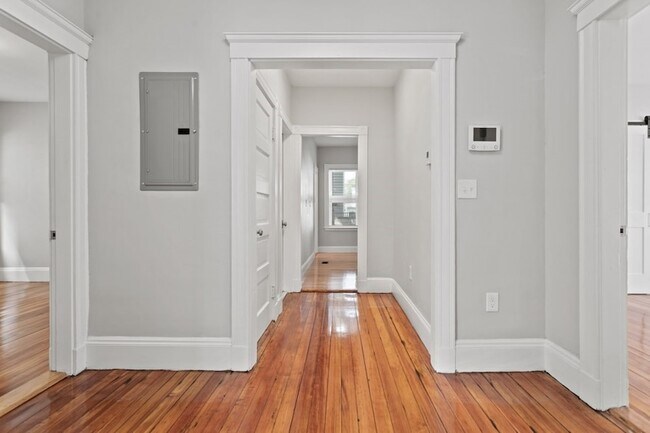 Building Photo - 68 Saxton St