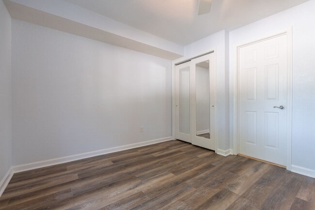 Building Photo - MOVE IN READY 2-bedroom in Virginia Beach!