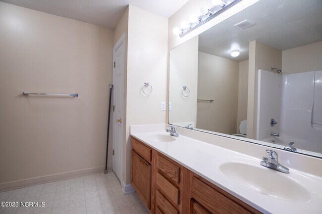 Building Photo - 305 Ashwood Dr