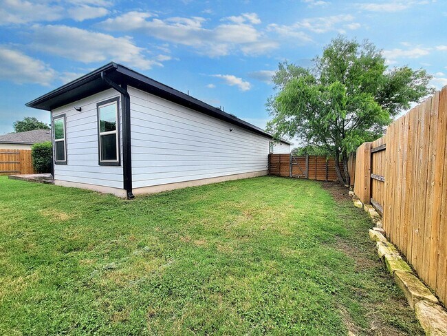 Building Photo - Comfortable One-Level 3BD/2BA with Natural...