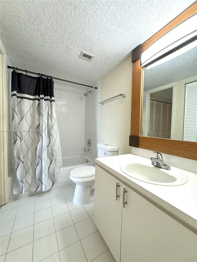 Building Photo - 9320 Fontainebleau Blvd