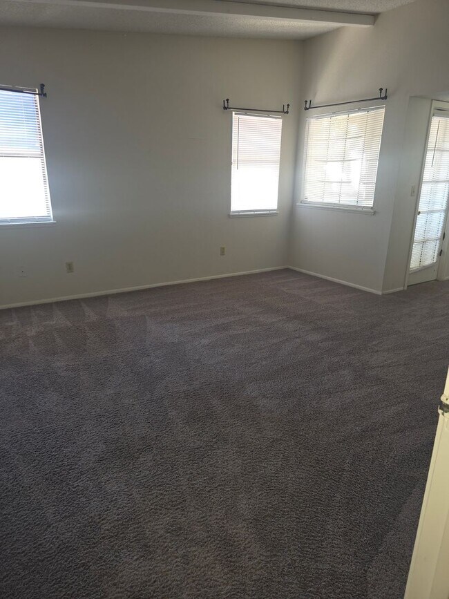 Building Photo - Beautiful CONDO 2 Bedroom- 2 Bath