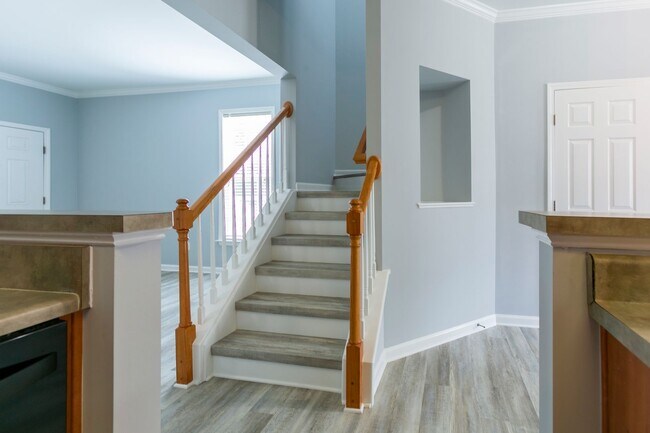 Building Photo - Peaceful 3-Bed, 2-Bath End Unit Townhome in Powell Place