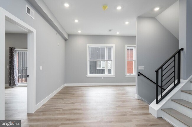 Building Photo - 2323 E Cabot St