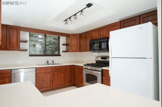 Building Photo - 1840 Del Rosa Ct