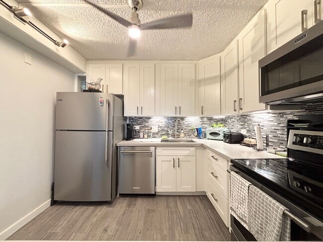 Building Photo - Refined Island Living at Wailana at Waikiki – Fully Furnished Corner Condo