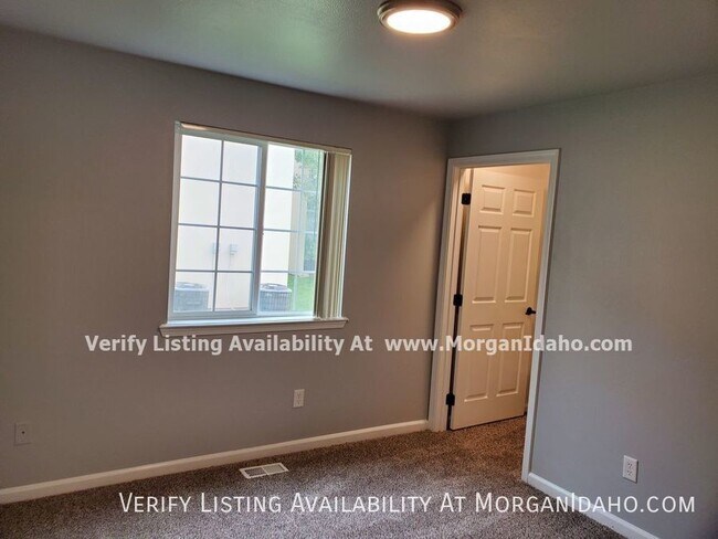 Building Photo - 10096 W Garverdale Ln
