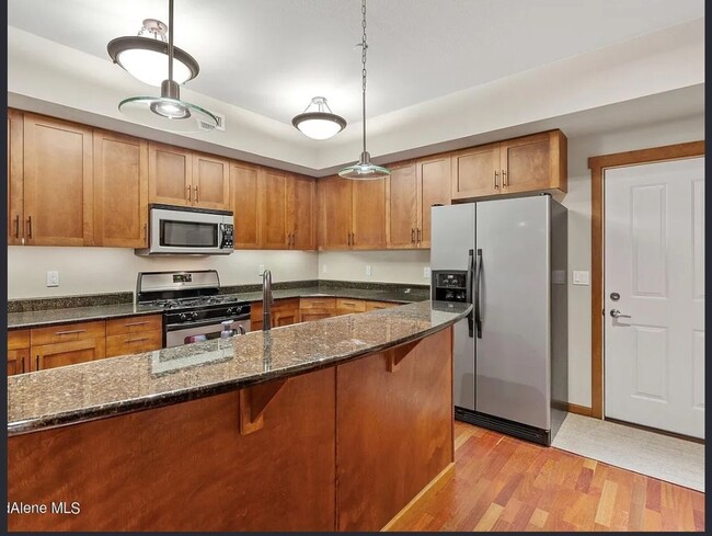 Building Photo - Executive Townhome - Walking distance to C...