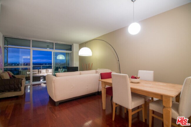 Building Photo - 13700 Marina Pointe Dr