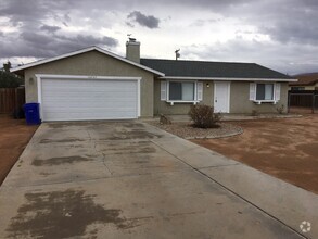 Building Photo - CLEAN 3 bedroom Apple Valley house on larg...