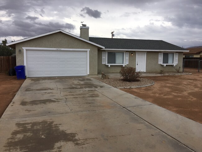 Primary Photo - CLEAN 3 bedroom Apple Valley house on larg...