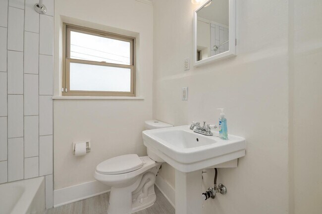 Building Photo - 2831 Hillside Dr