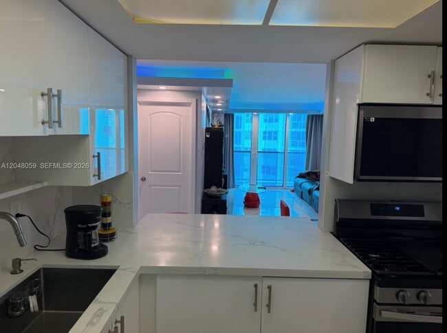 Building Photo - 3140 S Ocean Dr