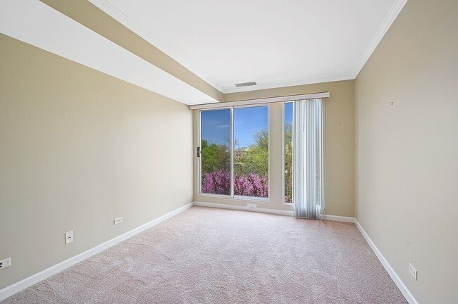 Building Photo - "Charming 2-Bed, 2-Bath Retreat in Northfield's Arbor Lane Oasis!"