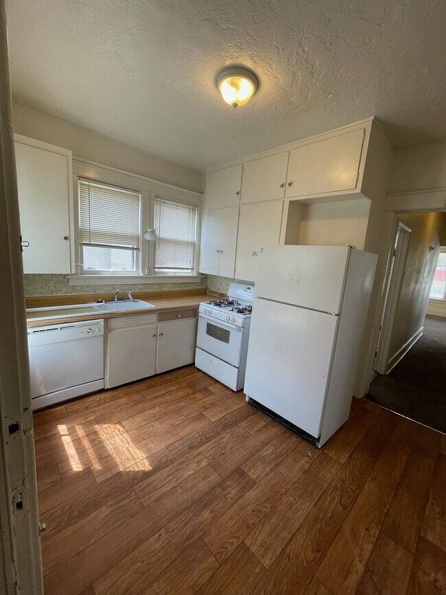 Building Photo - (1532 9th Ave)