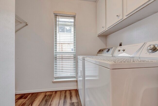 Building Photo - 17 Wishbonebush Rd