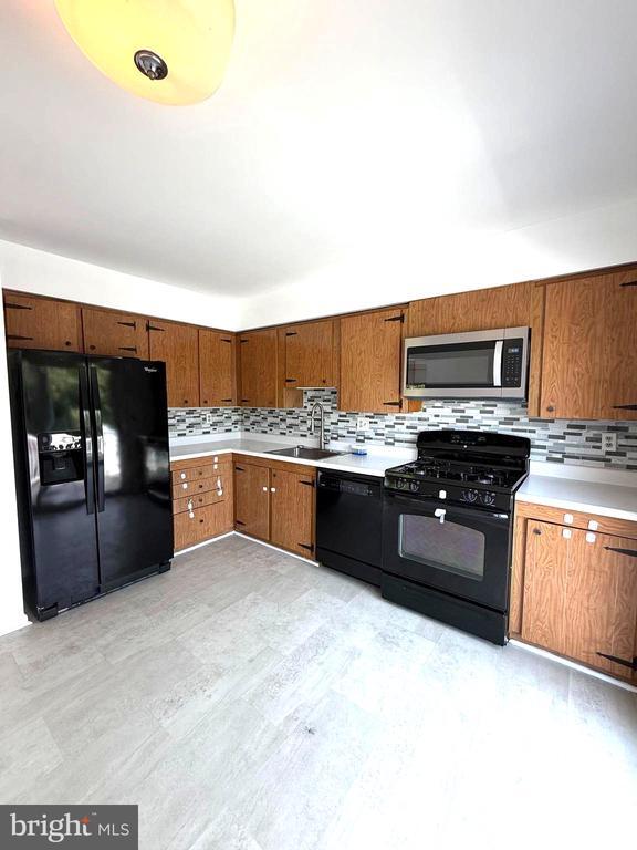 Building Photo - 1234 Pleasant Valley Dr