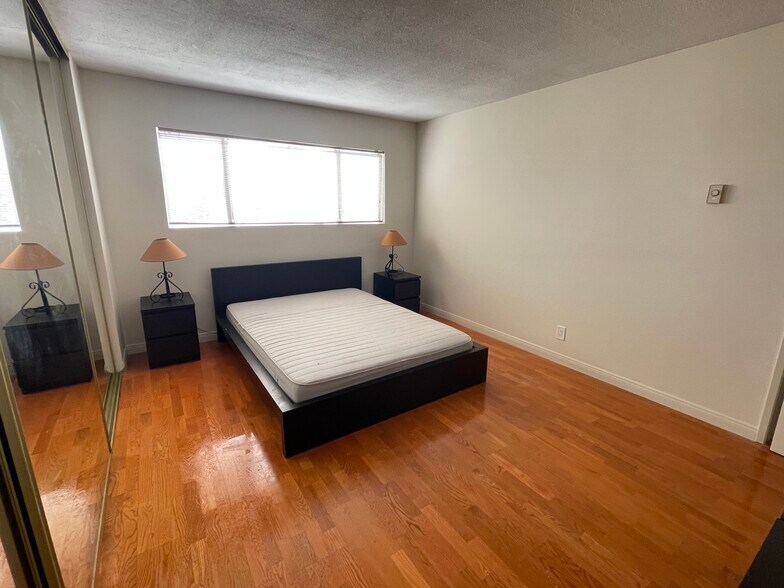 Building Photo - 1061 Park Ave