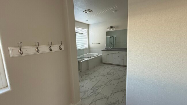 Building Photo - 829 Bamboo Dr