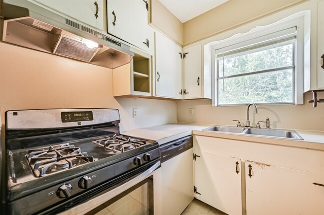 Building Photo - 807 Temple Dr