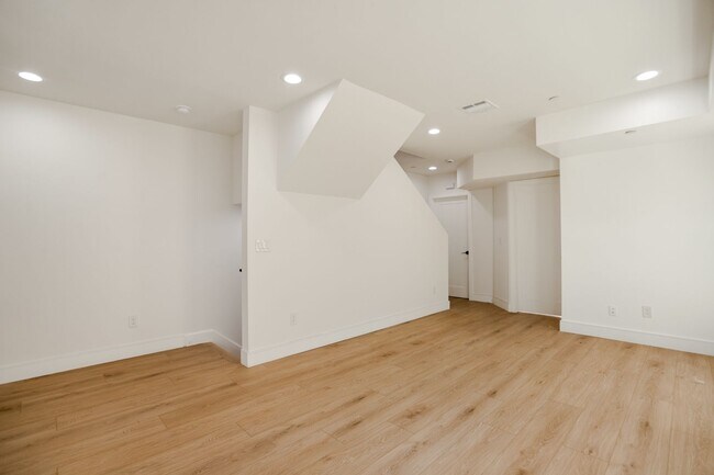 Building Photo - BRAND NEW TOWNHOUSE! One Month Free!