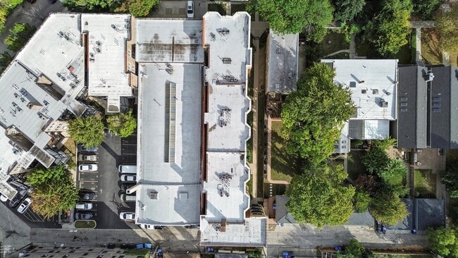 Building Photo - 3918 N Kedvale Ave