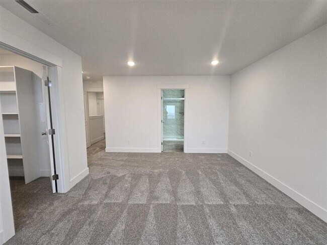 Building Photo - $1000 OFF YOUR 1ST MONTHS RENT! BRAND NEW TOWNHOME IN THE DESIRABLE SOUTHRIDGE AREA!