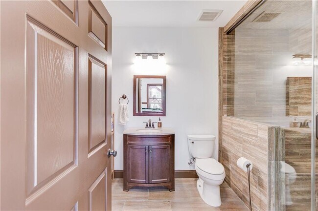 Building Photo - 2870 Roanoke Rd