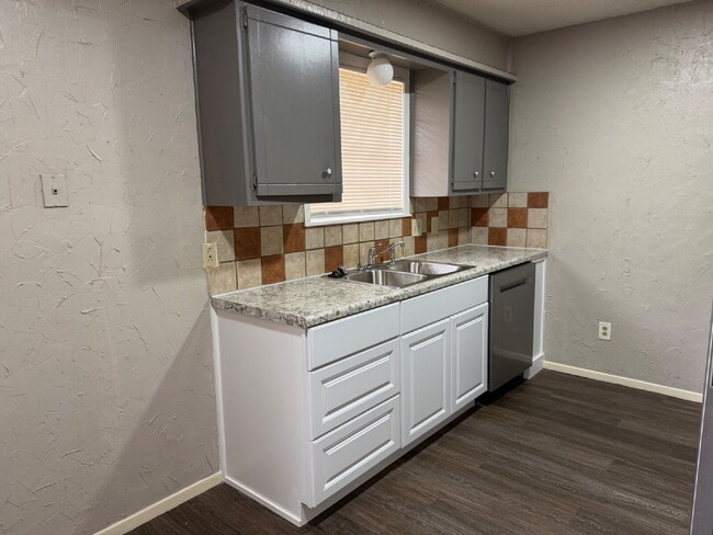 Building Photo - Cute 3 Bedroom Home