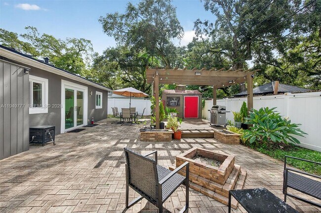 Building Photo - 6640 Douglas St