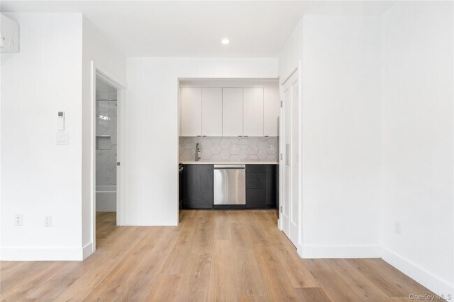 Building Photo - 901 60th St