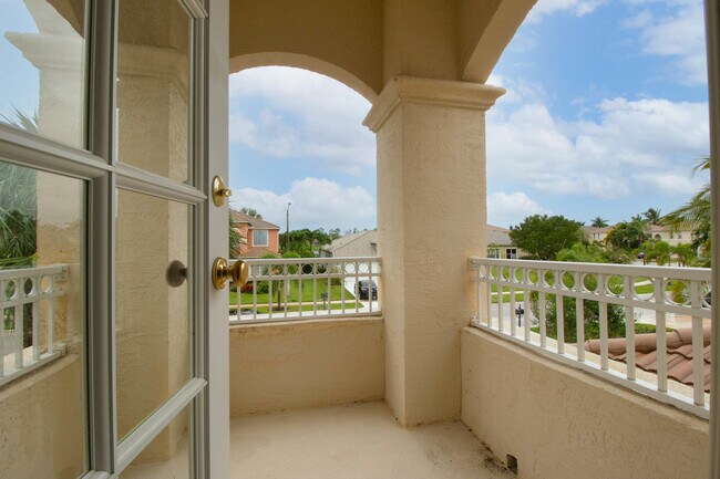 Building Photo - 2718 Misty Oaks Cir