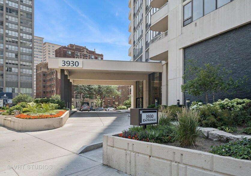 Main driveway - 3930 N Pine Grove Ave
