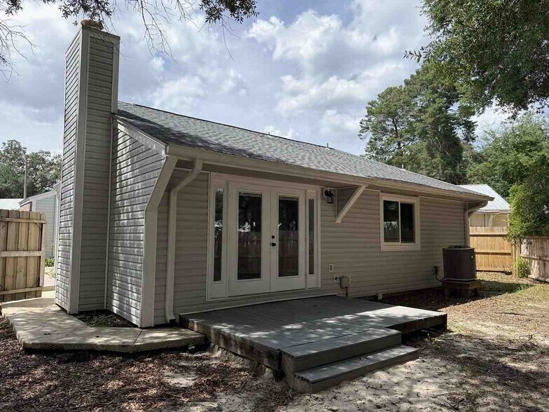 Building Photo - 208 Cottonwood Ct