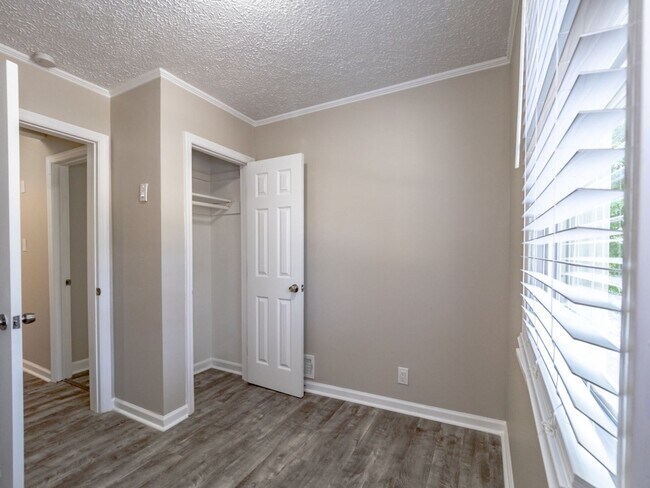 Building Photo - NEWLY RENOVATED 3 BEDROOM 1 BATH DUPLEX UNIT IN A EXQUISITE LOCATION!