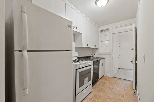 Building Photo - Charming 2 Bedroom Apartment in Beautiful ...