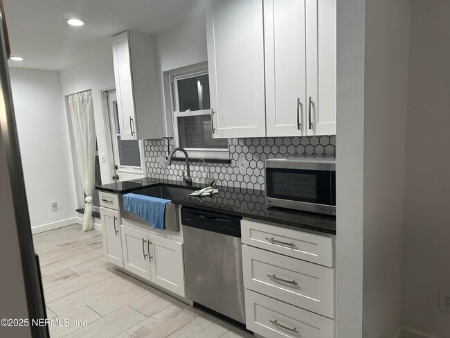 Building Photo - 7335 Floral Ridge Dr