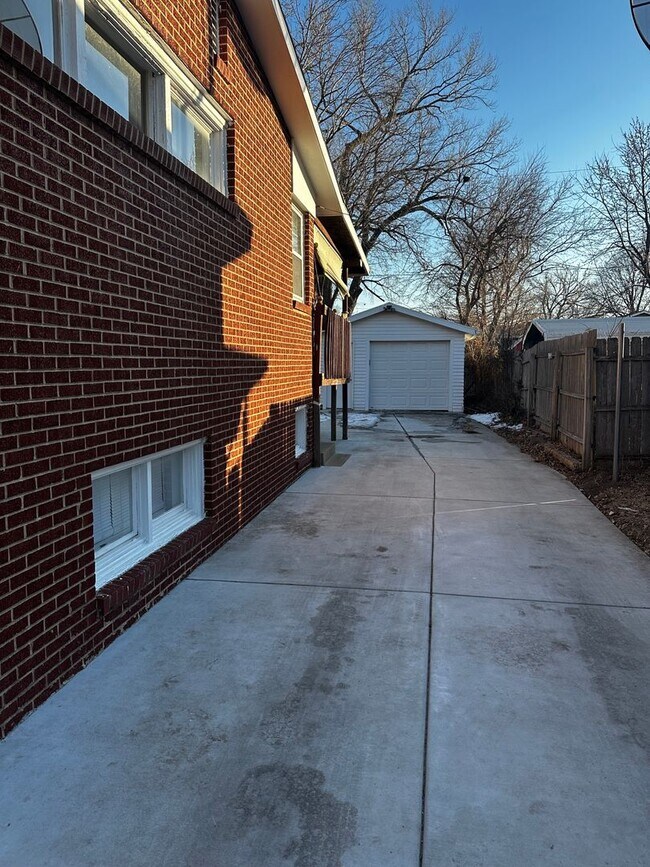 Building Photo - Recently Remodeled 3 Bed 2 Bath with Additional Finished Room